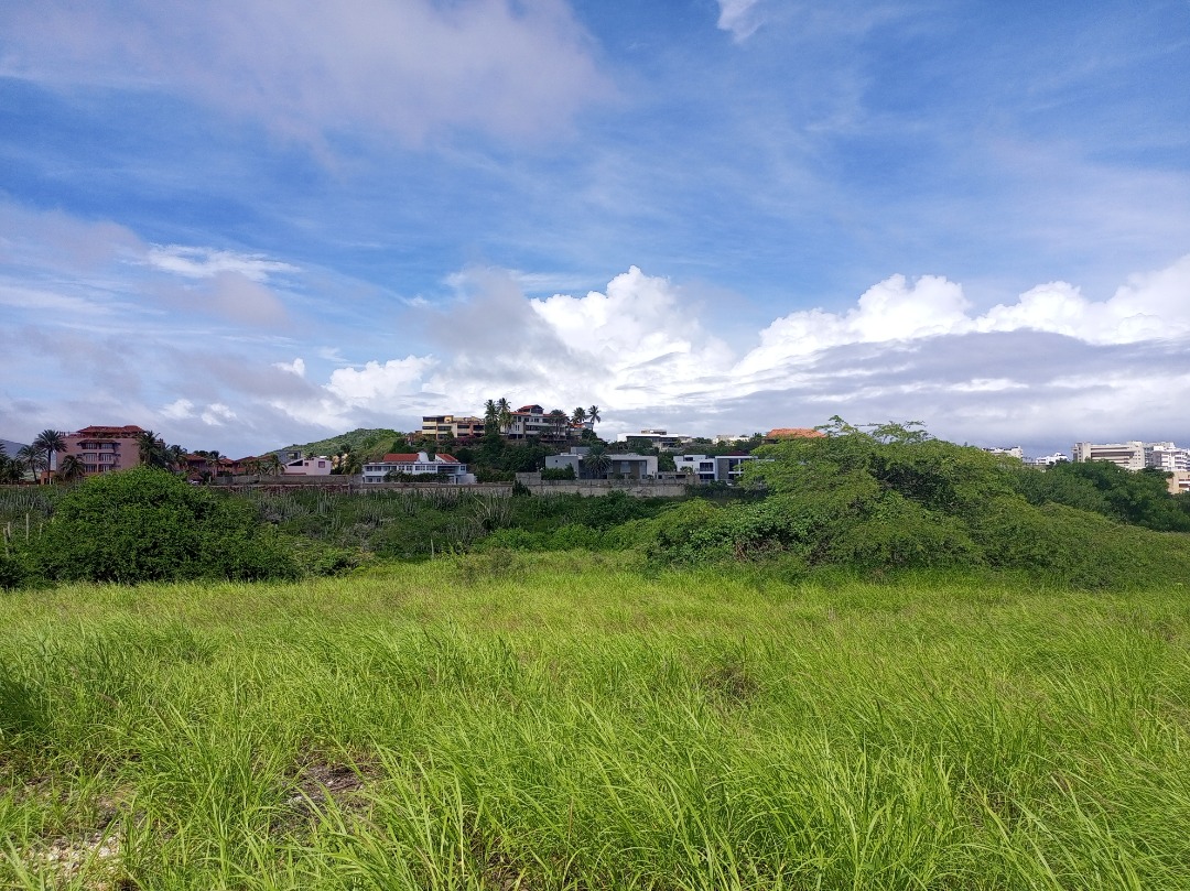 PLOTS FOR SALE IN THE EXCLUSIVE PUERTA DE HIERRO COMPLEX