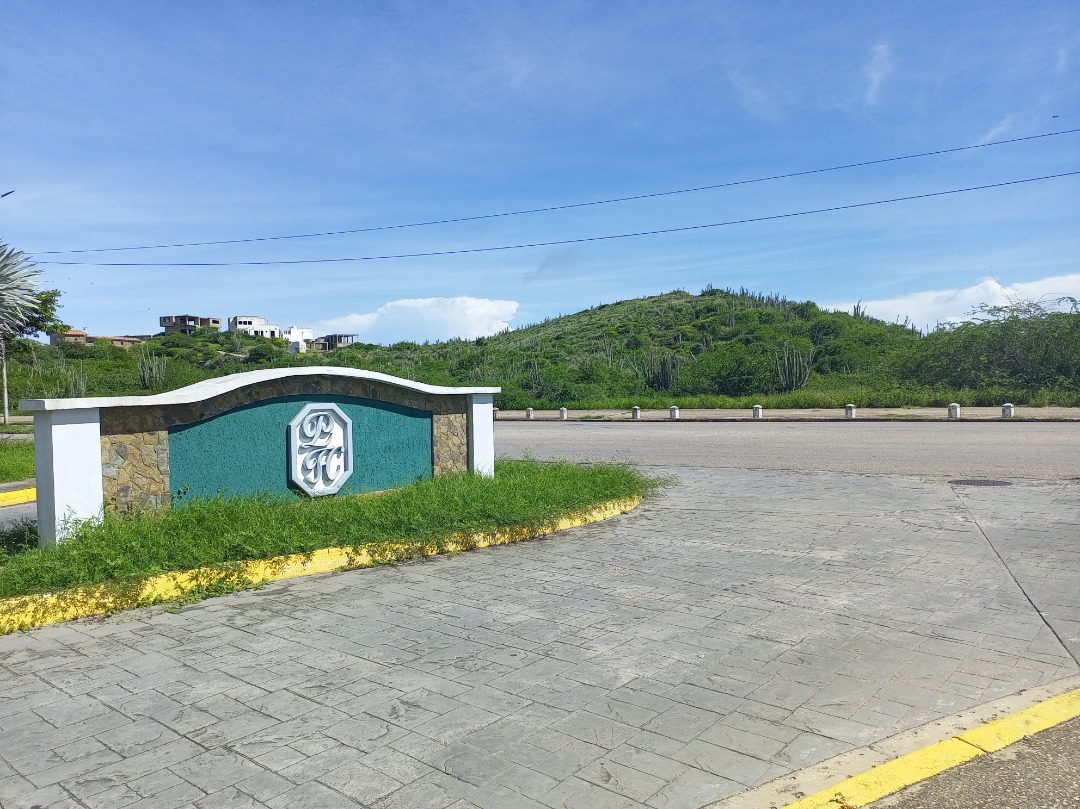 PLOTS FOR SALE IN THE EXCLUSIVE PUERTA DE HIERRO COMPLEX