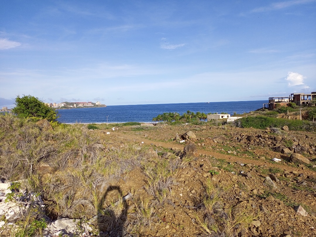 PLOTS FOR SALE IN THE EXCLUSIVE PUERTA DE HIERRO COMPLEX