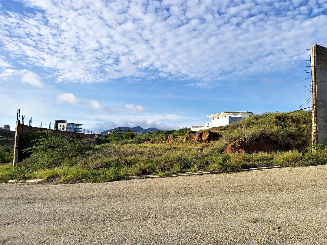 PLOTS FOR SALE IN THE EXCLUSIVE PUERTA DE HIERRO COMPLEX