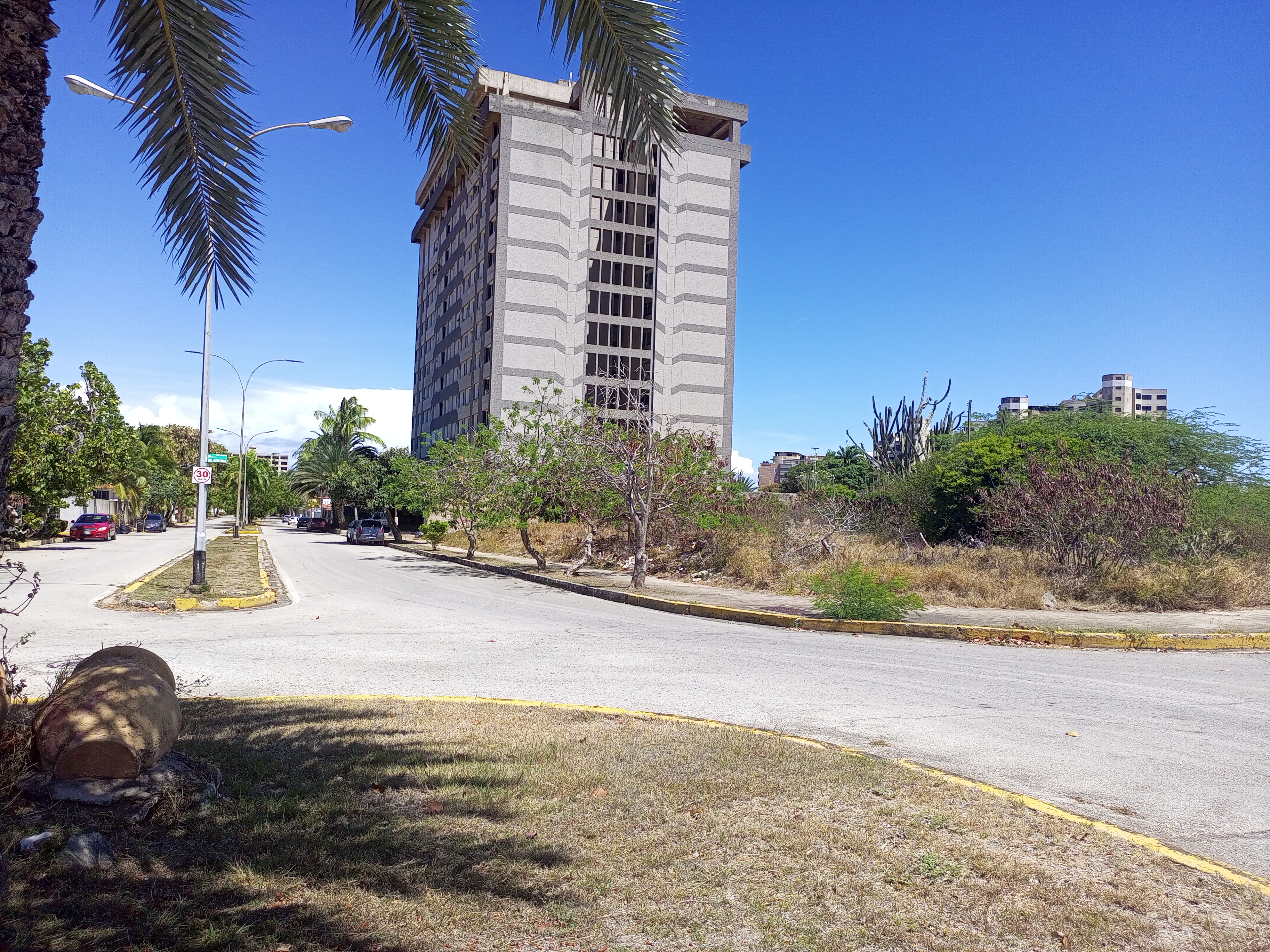 LAND IN THE MANEIRO URBANIZATION, FOR SALE