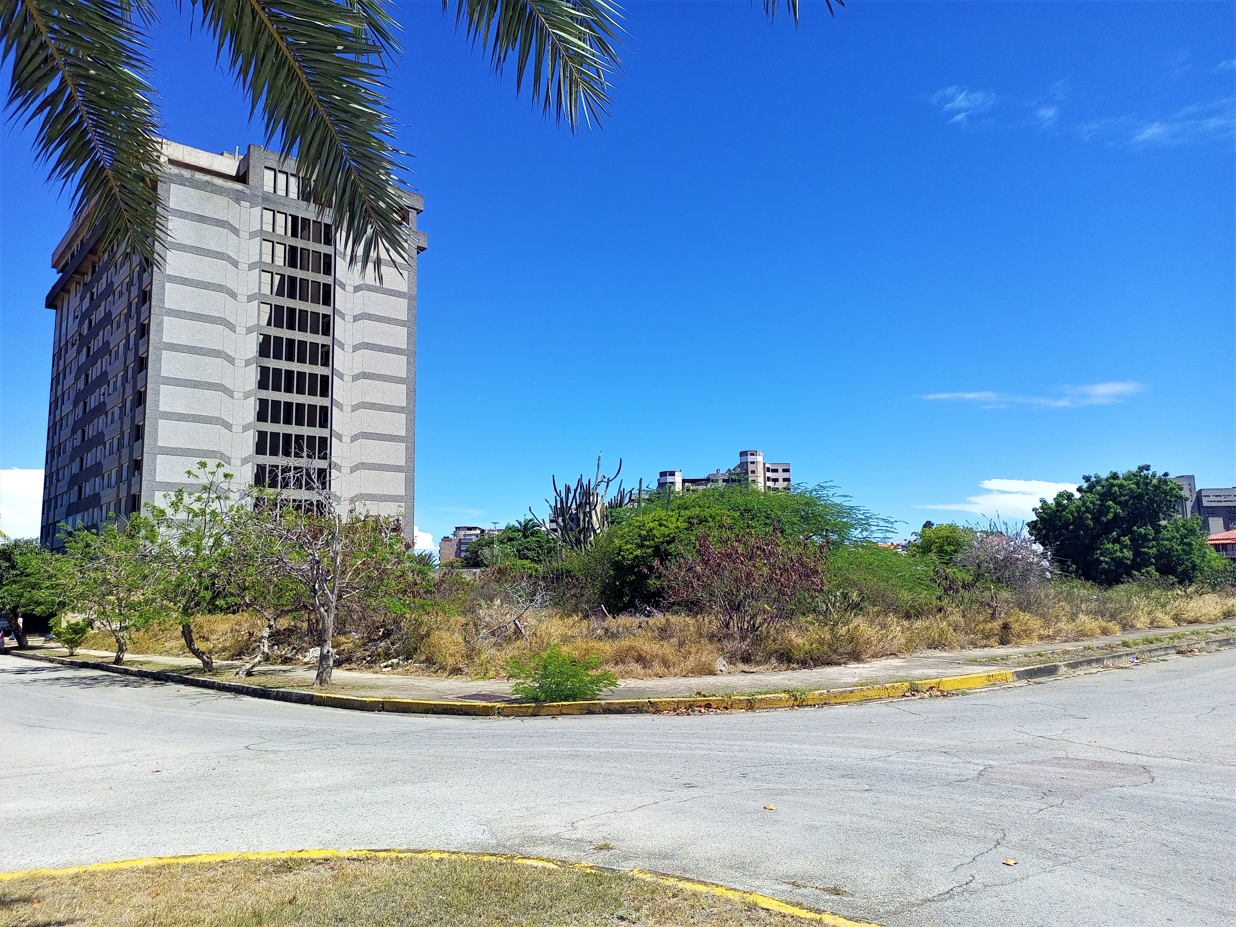 LAND IN THE MANEIRO URBANIZATION, FOR SALE