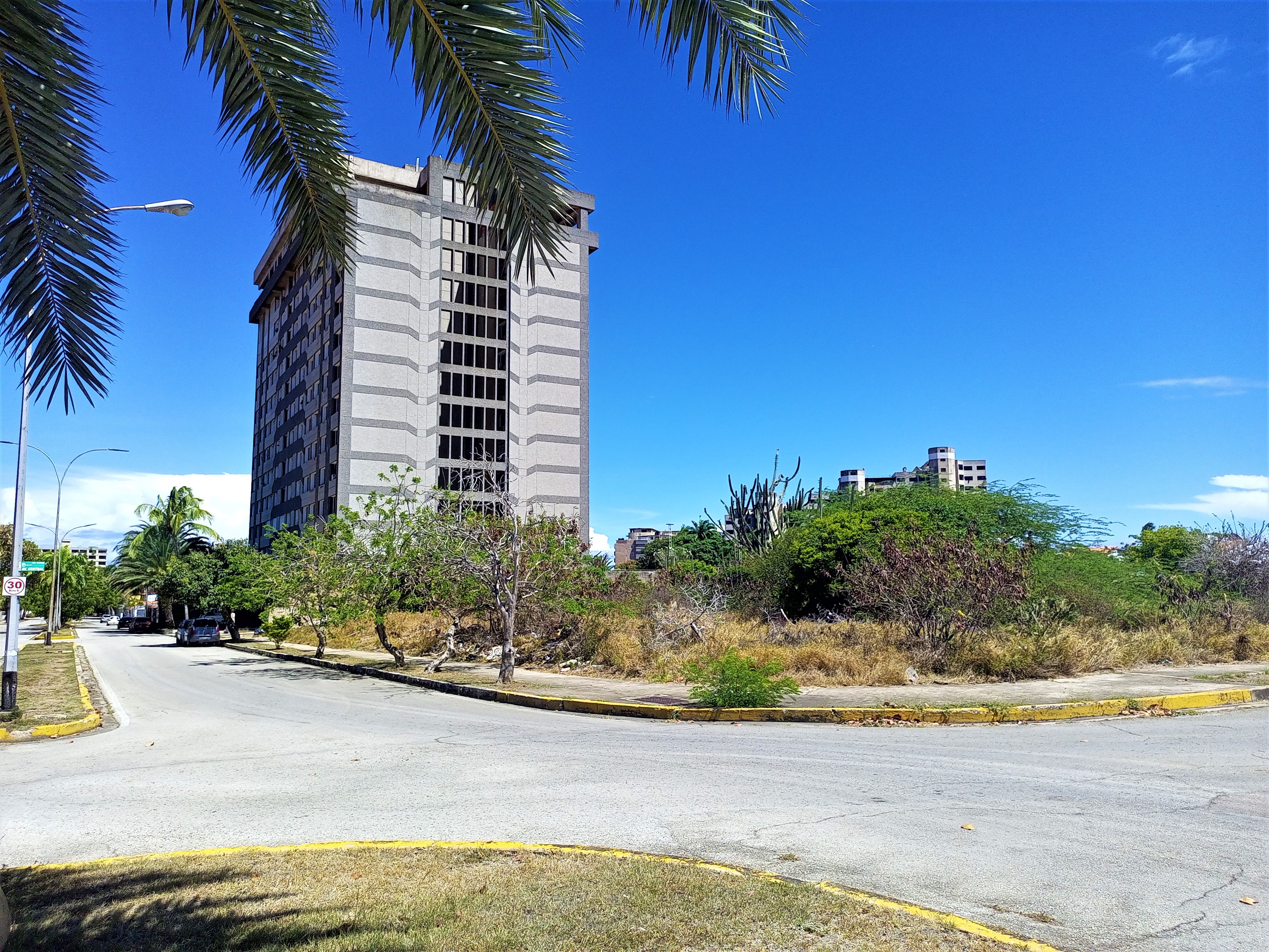 LAND IN THE MANEIRO URBANIZATION, FOR SALE