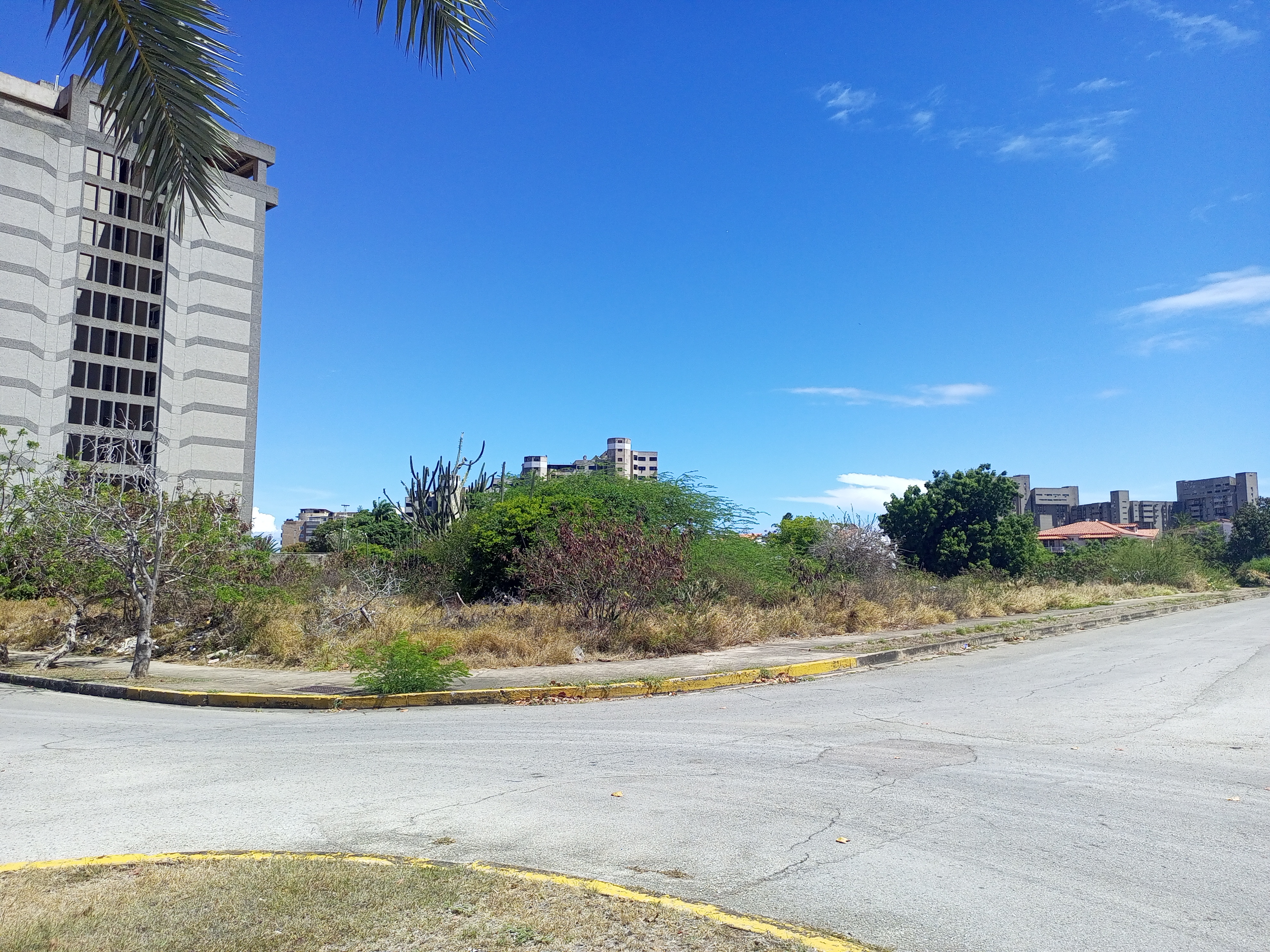 LAND IN THE MANEIRO URBANIZATION, FOR SALE