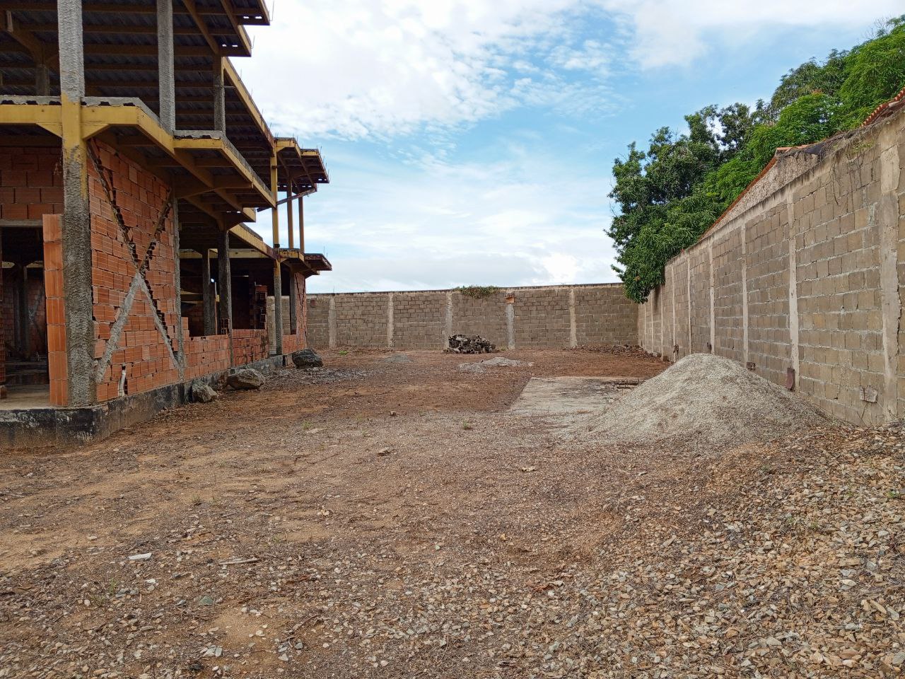 LAND WITH GOODNESS FOR SALE, IN MANEIRO URBANIZATION