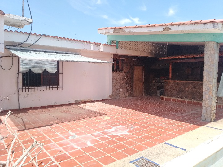 HOUSE IN GATED COMPLEX, DEAD MALE SECTOR.