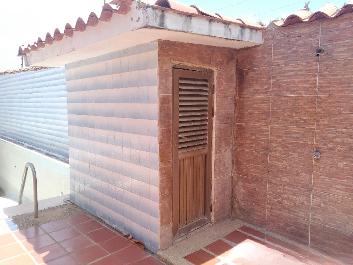 HOUSE IN GATED COMPLEX, DEAD MALE SECTOR.